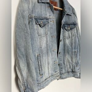 Levi's – Women's Denim Jacket